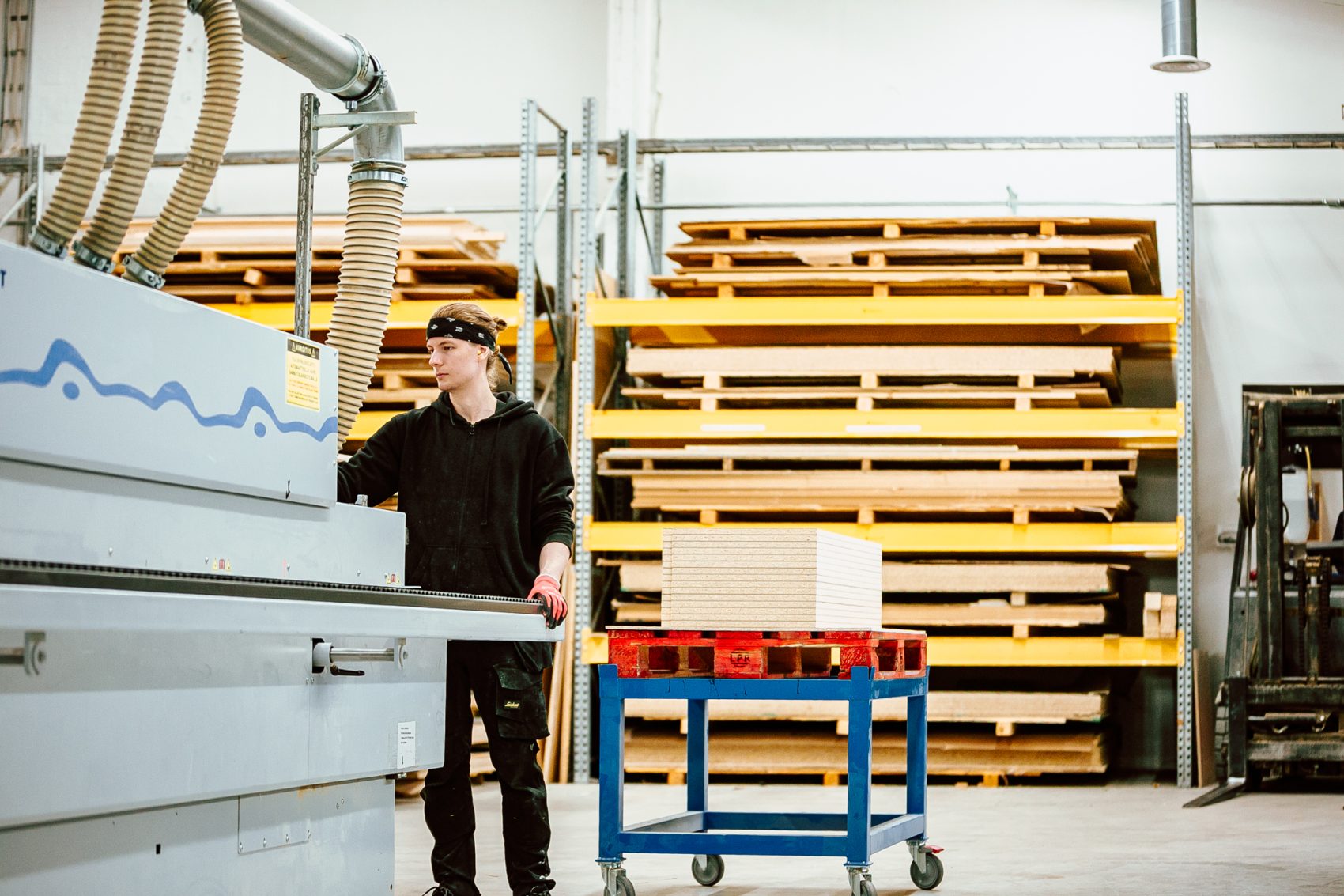 Teollinen tuotantoTeollinen tuotanto muovi- ja puulevylle CNC-jyrsimellä, kuumalanka-CNC:llä, 3D-suunnittelulla ja pintakäsittelyllä.