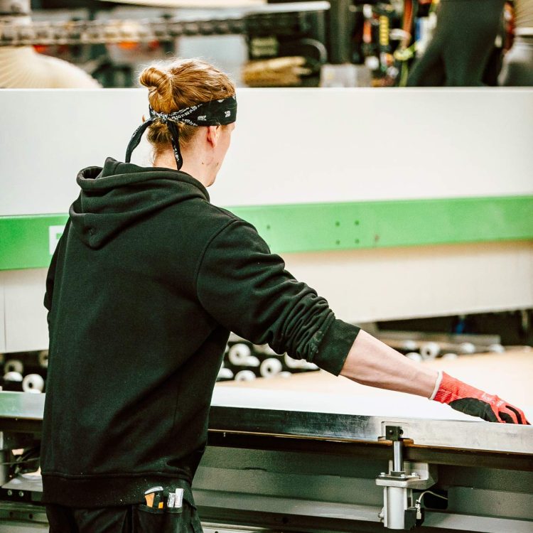 Teollinen tuotantomme suunnittelee ja valmistaa ammattitaidolla.